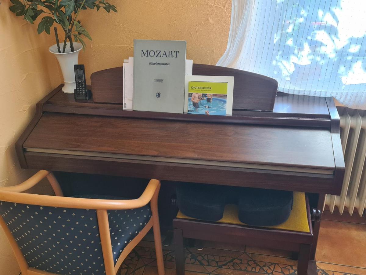 Geraeumiges Ferienhaus In Bad Salzuflen Mit Einfacher Ausstattung, Fuer Geschaeftsreisende, Gruppen Oder Familien Geeignet, 4 Schlafzimmer Eksteriør bilde